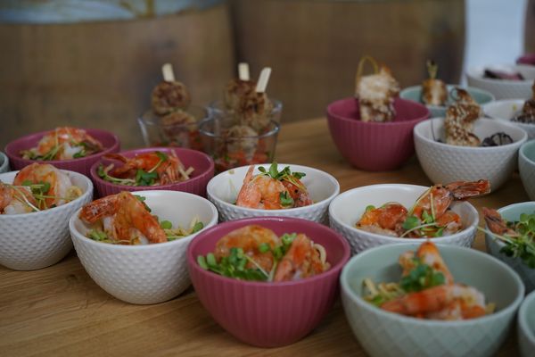 Schüsseln mit verschiedenen Speisen